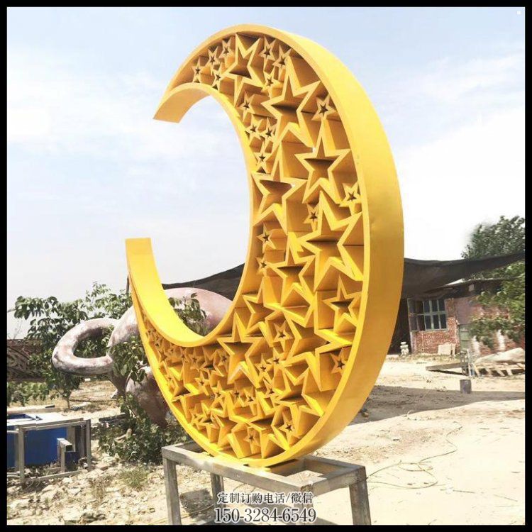 步行街月亮雕塑，锻造景观雕塑，镂空方式