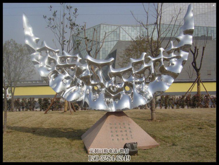 操场月亮船雕塑，镂空景观雕塑，喷砂制造